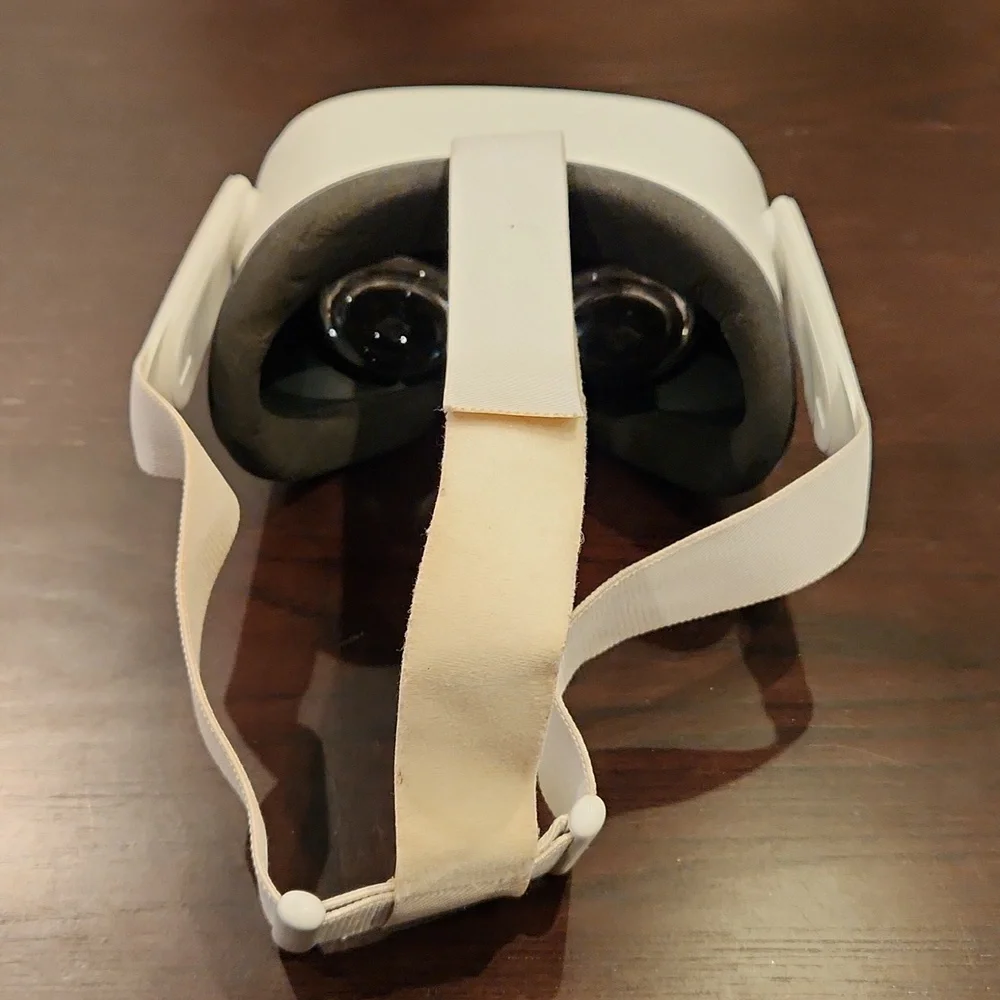 Meta Oculus Quest 2 VR w/ Sarlar carrying case